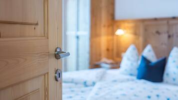 2 bedrooms, WiFi (free), bed sheets