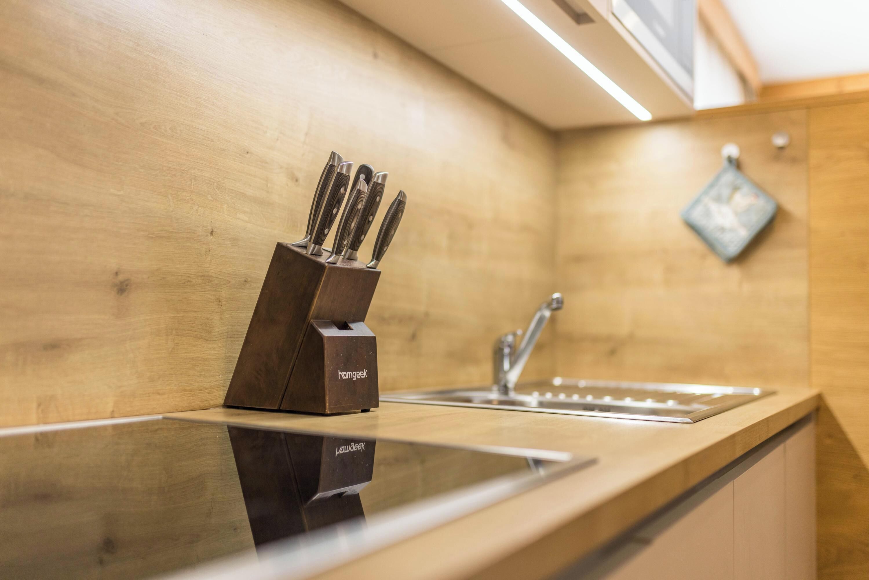 Frigorifero, microonde, piano cottura, lavastoviglie