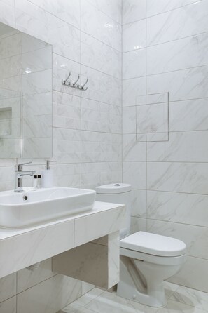 Dusche, kostenlose Toilettenartikel, Haartrockner, Hausschuhe