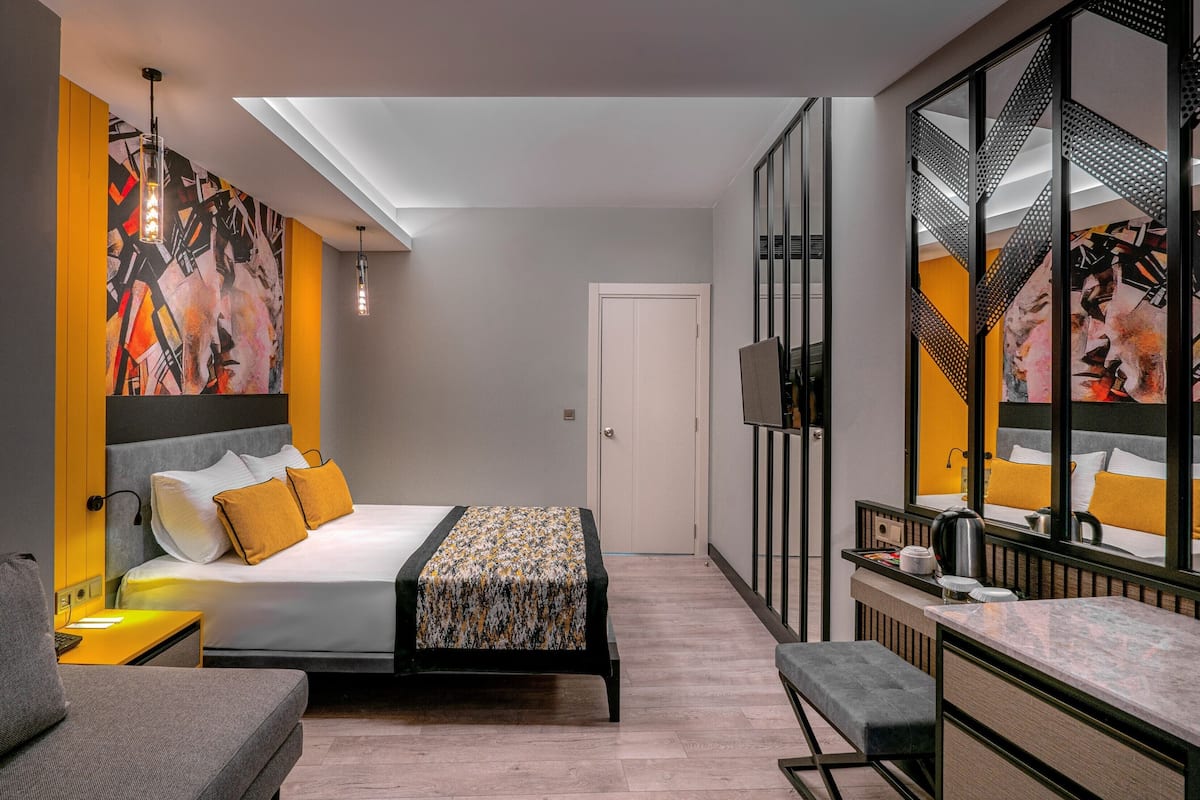 Family Room | Free minibar, in-room safe, WiFi, bed sheets