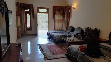 Deluxe-Dreibettzimmer | Bügeleisen/Bügelbrett, kostenloses WLAN