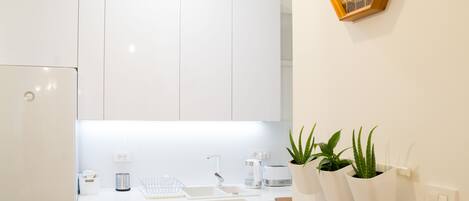 Geladeira, micro-ondas, fogão, cooktop