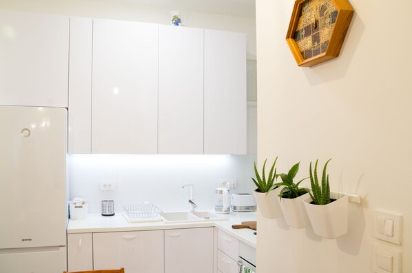 Fridge, microwave, oven, stovetop