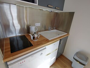 Kjøleskap, ovn, kokeplater og oppvaskmaskin