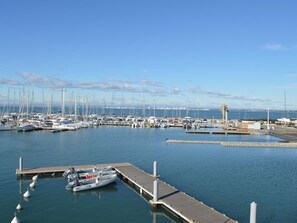 A marina with multiple boats docked, a pier, and a clear sky. - Cozy studio for 4, beach access, free parking Port Camargue (Port Camargue)