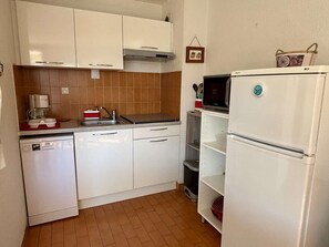 Kjøleskap, mikrobølgeovn, kokeplater og oppvaskmaskin