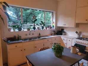Fridge, microwave, oven, electric kettle - Urban Gem Close to Town (Torrens Park)