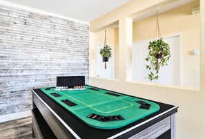 Games room - Pet friendly walking dis.To Coachella (Indio)