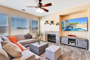 Smart TV, fireplace, table football, ping pong - Pet friendly walking dis.To Coachella (Indio)