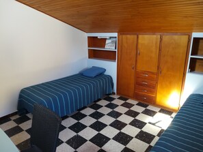 3 chambres, fer et planche à repasser, lit parapluie