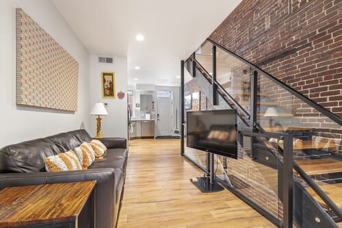 Walkable to two of Pittsburgh's hottest neighborhoods. Free Off-Street Parking.