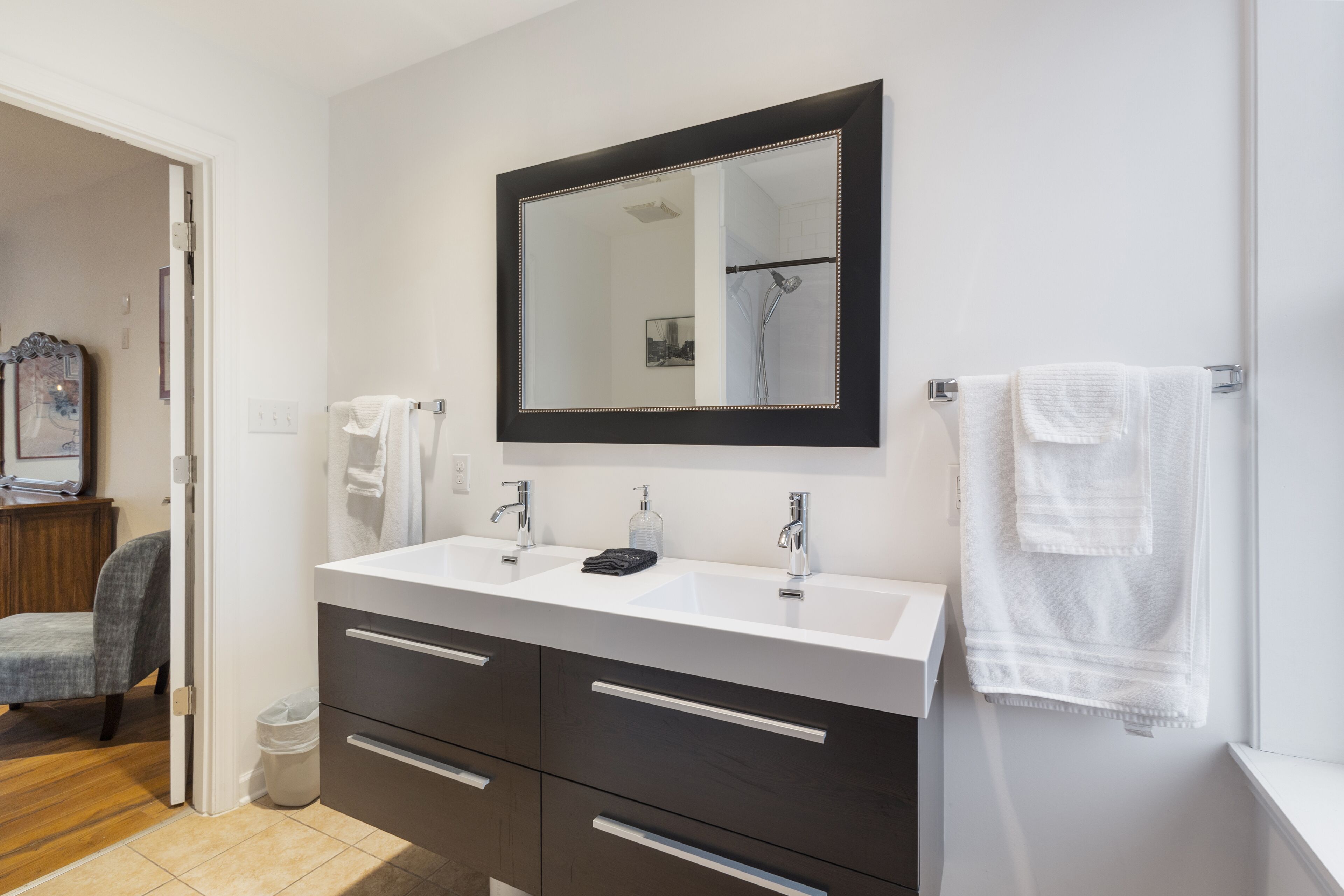 Baignoire, sèche-cheveux, serviettes fournies, savon