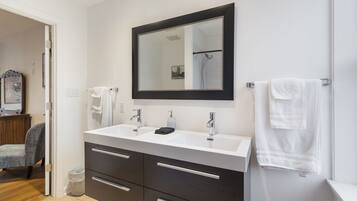 Bañera, secador de pelo, toallas y jabón