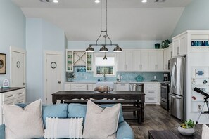 Casa, 3 habitaciones | Cocina privada | Refrigerador, cafetera y tetera, tostadora y periquera