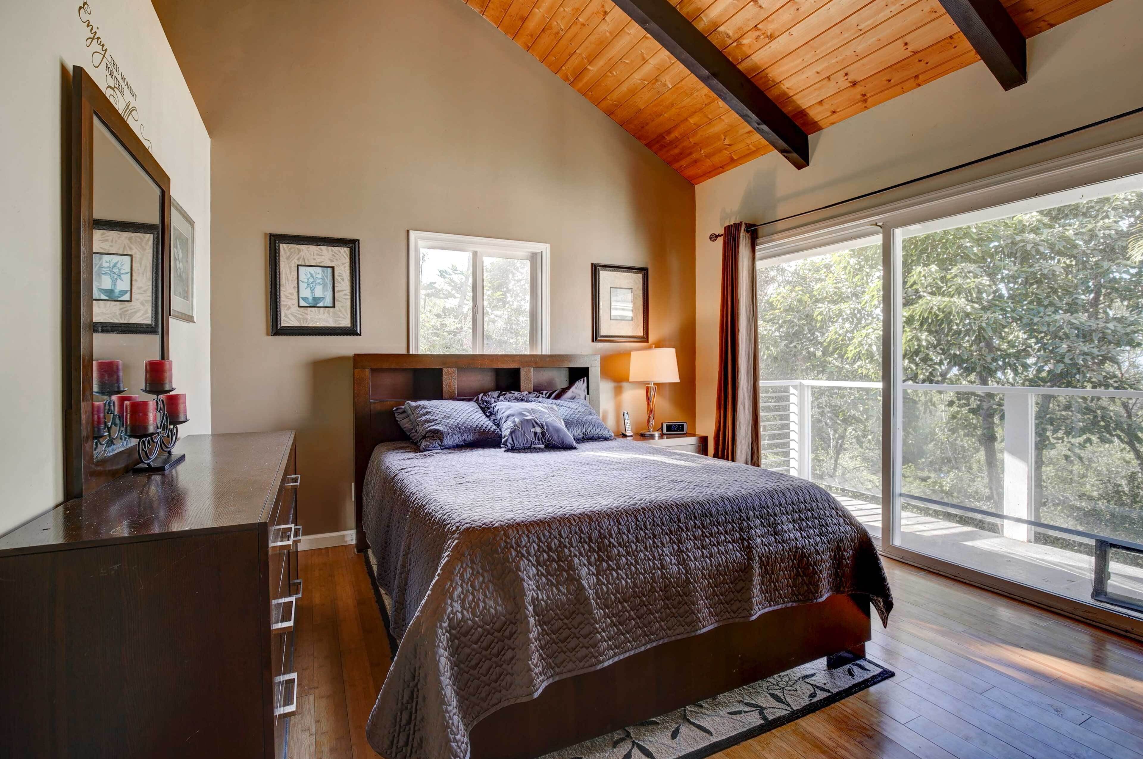 3 bedrooms, iron/ironing board, internet, bed sheets