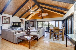 TV, DVD player, stereo - Kailua-Kona House w/ Balcony & Ocean Views! (Kailua-Kona)