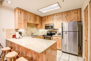 Réfrigérateur, micro-ondes, plaque de cuisson, lave-vaisselle