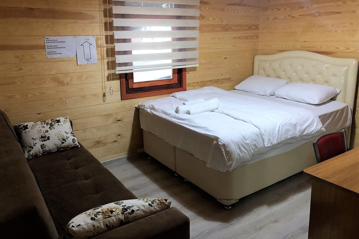 1 bedroom, Egyptian cotton sheets, premium bedding, down comforters