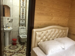 淋浴设施、旋水按摩花洒、免费洗浴用品、拖鞋