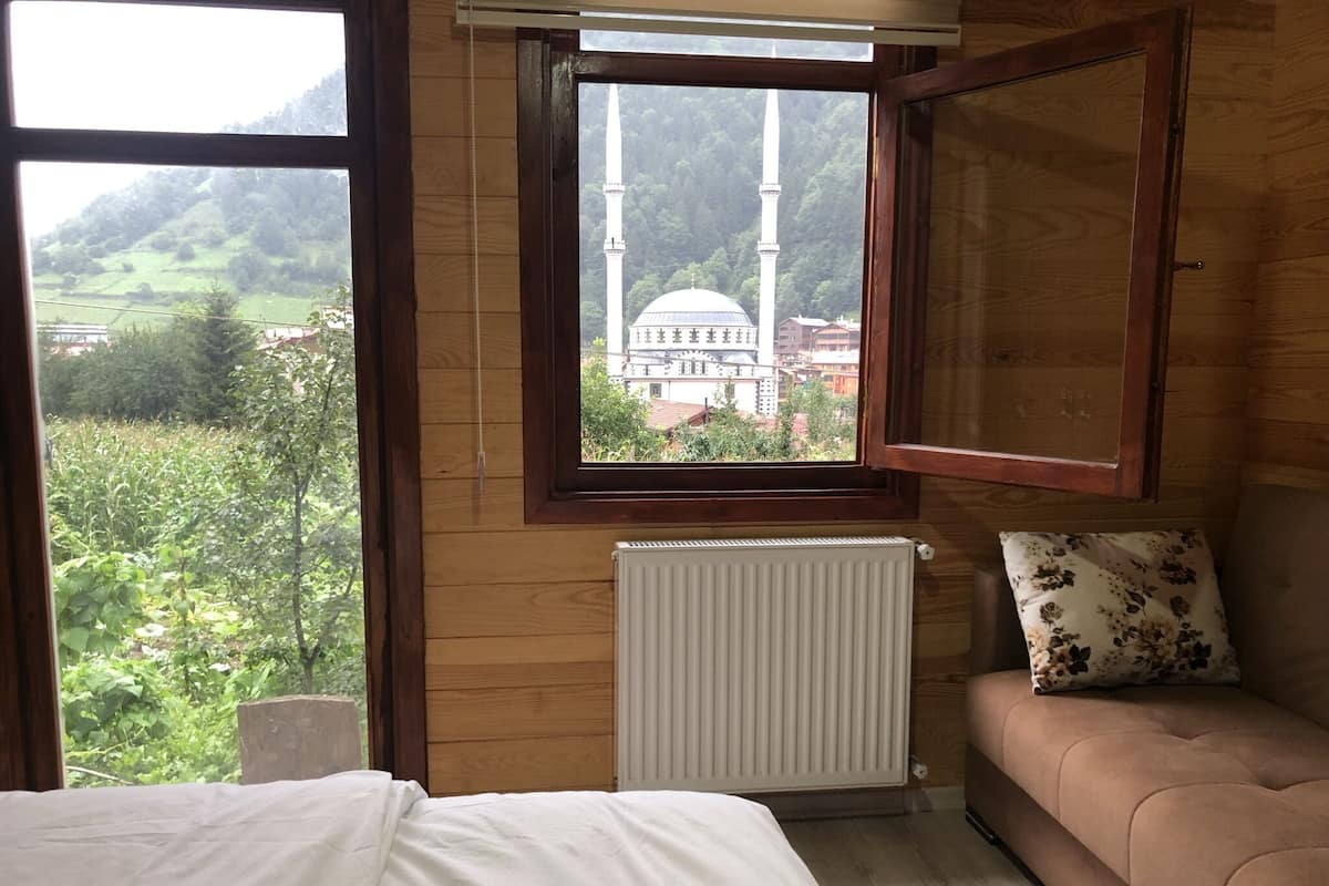 1 bedroom, Egyptian cotton sheets, premium bedding, down comforters