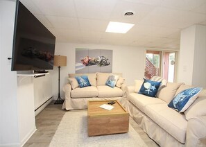 Smart TV, fireplace, Netflix, table football