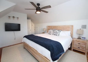 4 bedrooms, desk, free WiFi, alarm clocks