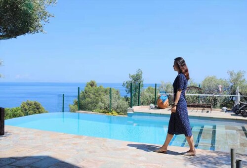 Charming villa facing the sea