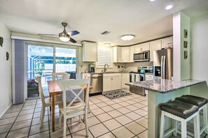 Geladeira, micro-ondas, cooktop, lava-louças