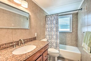 Free toiletries, hair dryer, towels - 1 Mi to Beach: Nokomis Home w/ Private Pool (Nokomis)