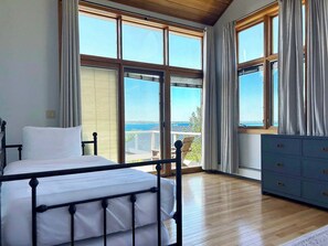 5 bedrooms, iron/ironing board, WiFi, bed sheets