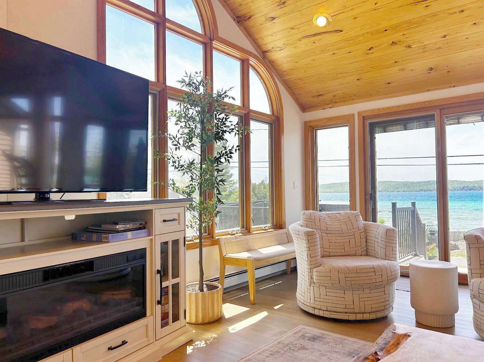 Televisión y oficina 