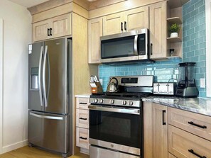 Fridge, microwave, stovetop, dishwasher