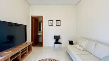 Una Smart TV, una chimenea