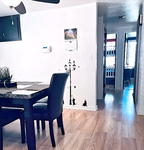 Signature-Apartment | Essbereich im Zimmer