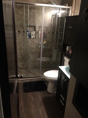 Luxury-Villa | Badezimmer | Dusche, kostenlose Toilettenartikel, Haartrockner, Handtücher