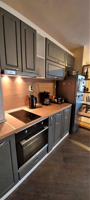 Een koelkast, een magnetron, een oven, een kookplaat