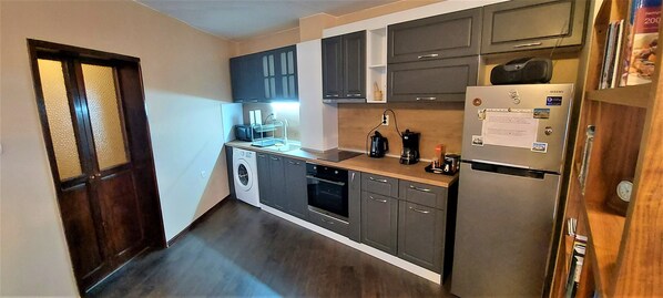 Een koelkast, een magnetron, een oven, een kookplaat