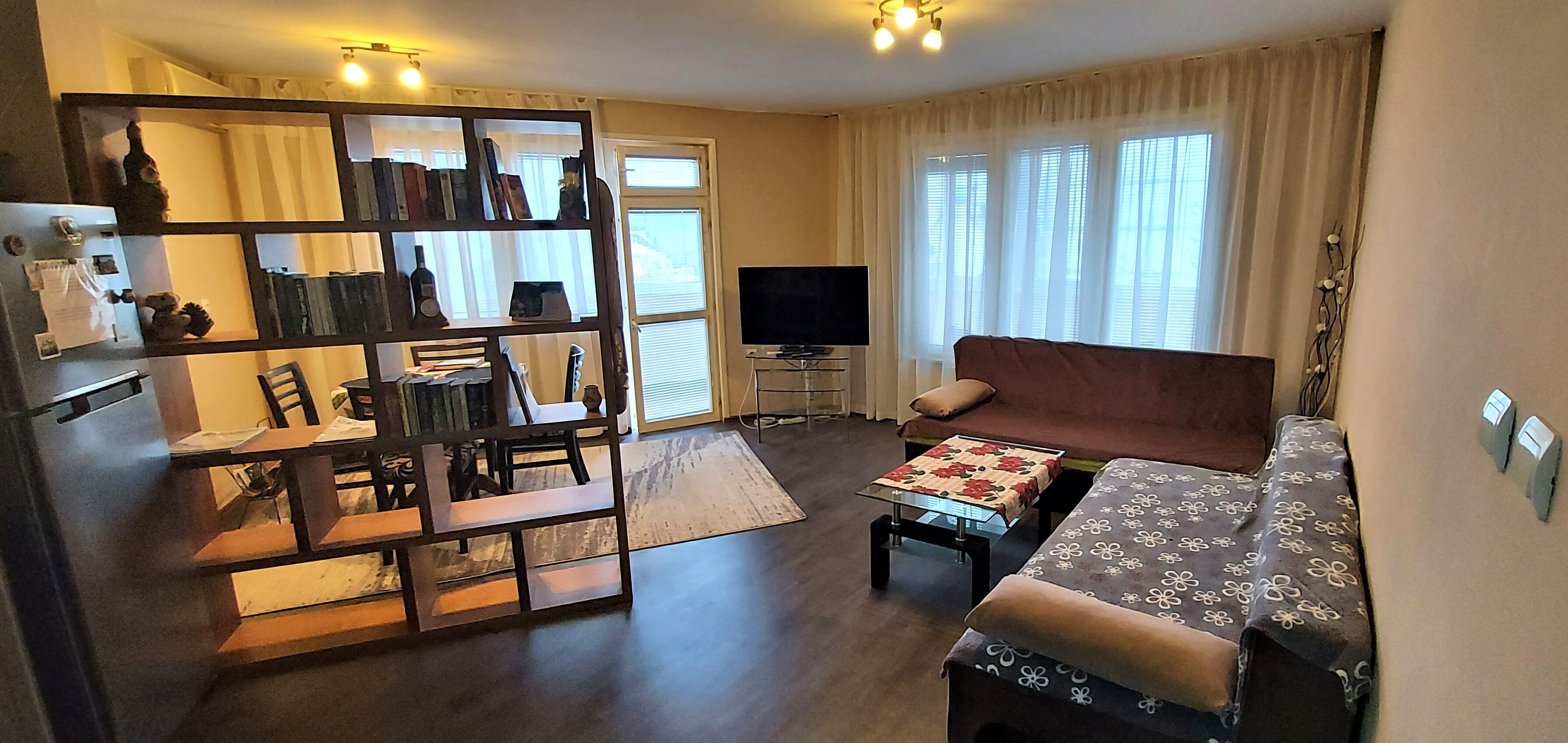 Una Smart TV, videojuegos, un reproductor de DVD, libros