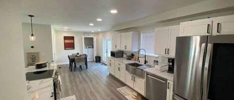 Cafetera o tetera y utensilios de cocina