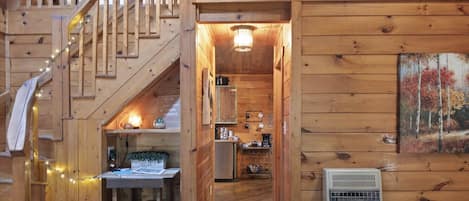 Älytelevisio, takka, DVD-soitin, stereot