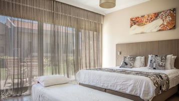 Kamar Triple Superior | Brankas, meja kerja, kedap suara, dan setrika/meja setrika