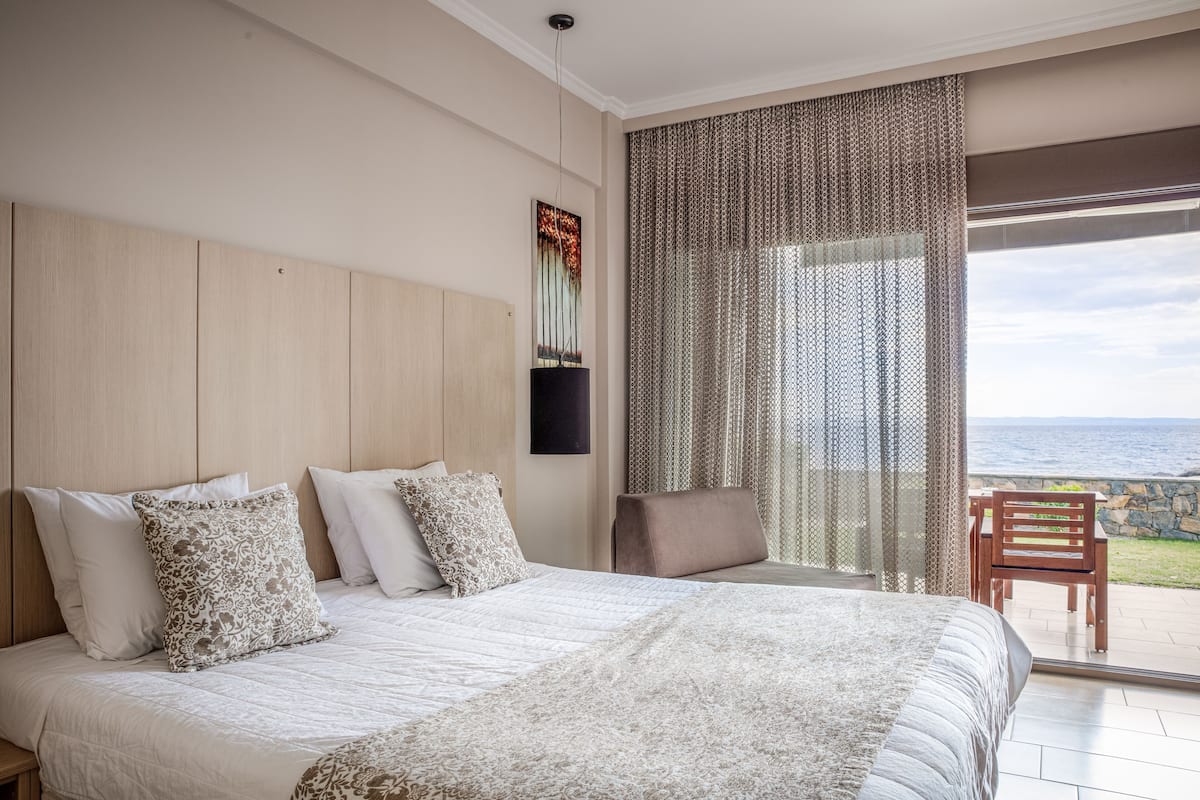 Executive Studio | In-room safe, desk, soundproofing, iron/ironing board
