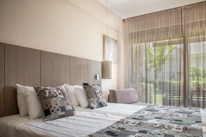 สแตนดาร์ดสตูดิโอ | ตู้นิรภัยในห้องพัก, โต๊ะทำงาน, ห้องเก็บเสียง, เตารีด/โต๊ะรีดผ้า