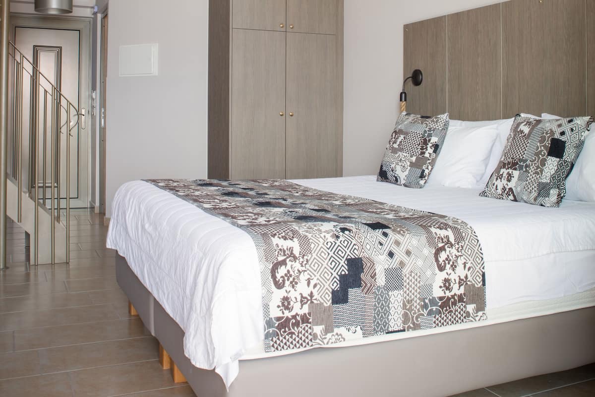 Royal Studio Suite | In-room safe, desk, soundproofing, iron/ironing board