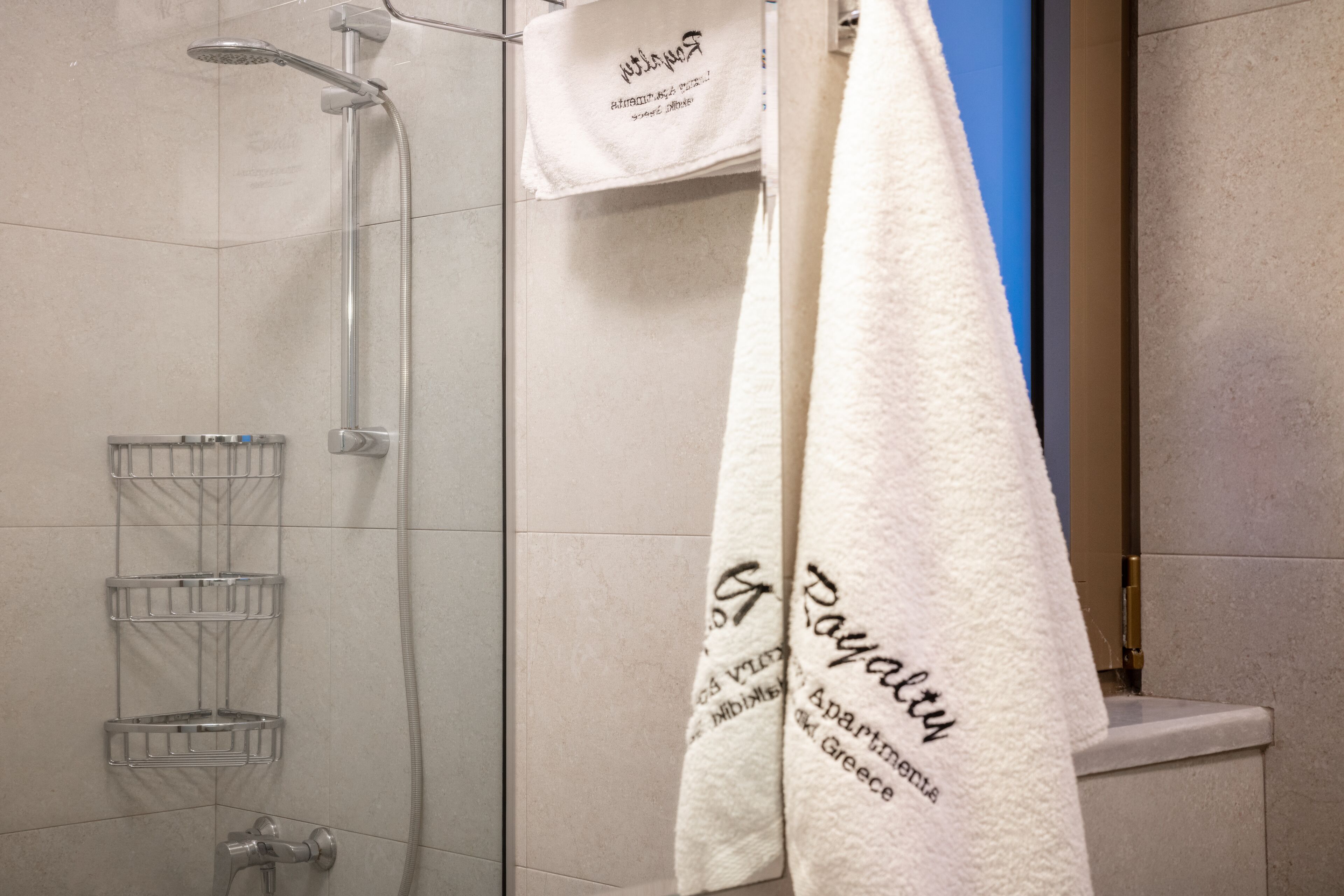Royal-Studiosuite | Badezimmer | Dusche, Regendusche, Designer-Toilettenartikel, Haartrockner
