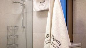 Royal Studio Suite | Bathroom | Shower, rainfall showerhead, designer toiletries, hair dryer - Royalty Suites Seaside (Sithonia)