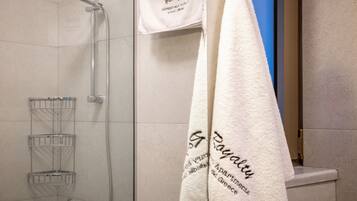 Royal-Studiosuite | Badezimmer | Dusche, Regendusche, Designer-Toilettenartikel, Haartrockner