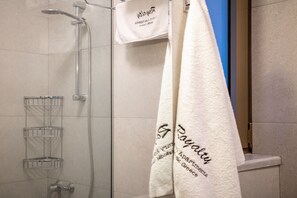 皇家開放式套房 | 浴室 | 淋浴設備、淋浴花灑、名牌盥洗用品、吹風機