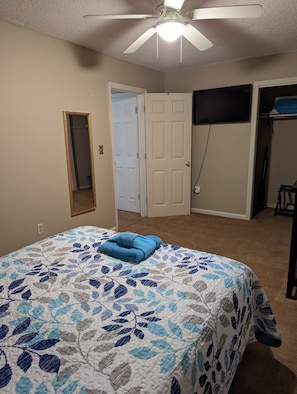 2 bedrooms, iron/ironing board, free WiFi, bed sheets - Robyn's Nest (North Charleston)