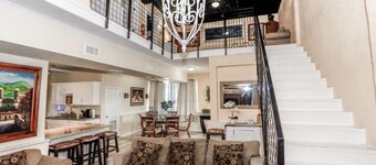 Cozy Home in mid valley, 3 minutes away from outlets.